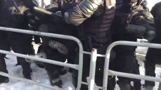 В Челябинске силовики избивают протестующих дубинками