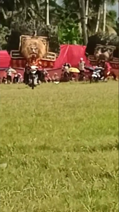 Reog Ponorogo naik motor