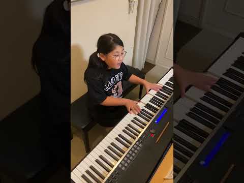 合唱曲 すてきな友達 を弾き語り, Lily's singing Sutekina Tomodachi while playing piano.