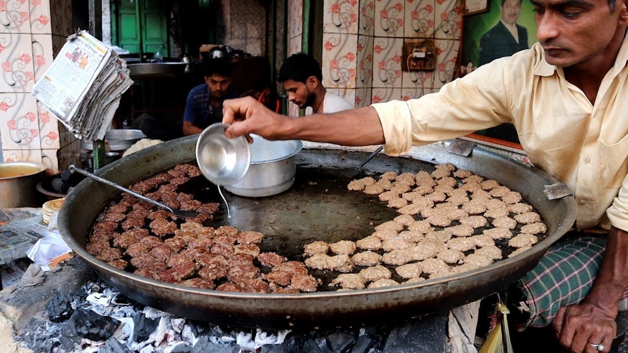 Sheermal Kebab Roll @ 20 rs ( $ 0.29 ) - Street Food Lucknow | Indian Food Loves You