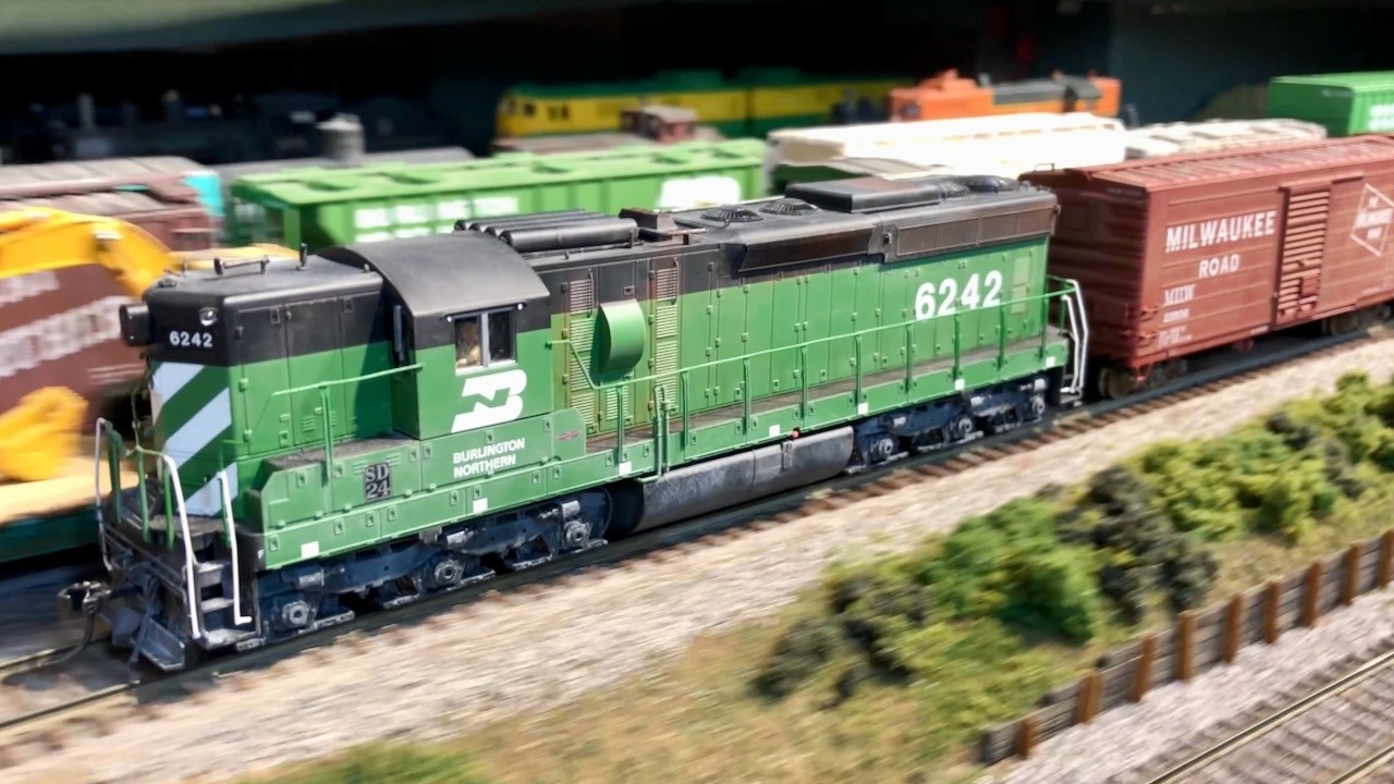 Part 132 - Green, red and black engines working on the Burrlington Northern! 