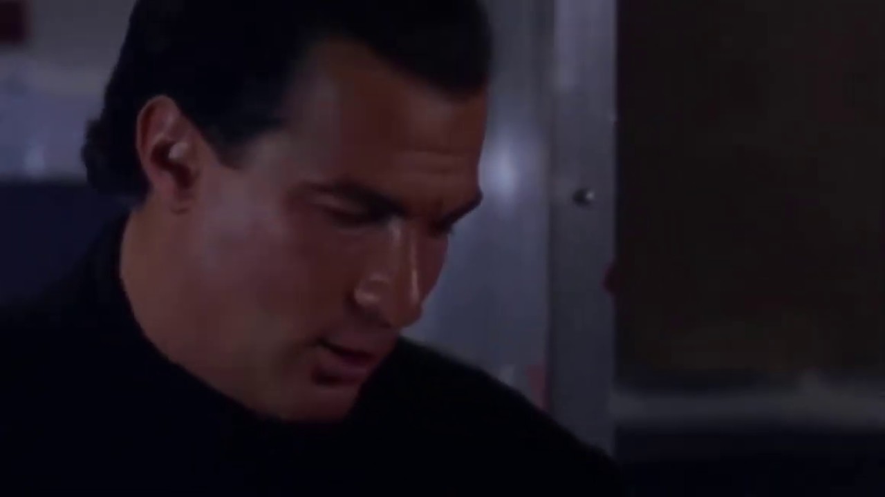 Отрывок из фильма: В осаде 2 - темная территория (захват) 1995 смотреть ...