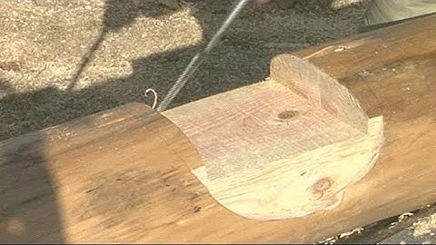 Building log cabin: Cutting square notch