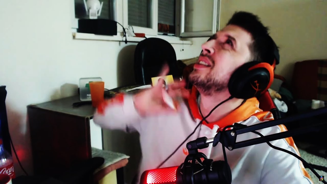 Pored ovol'kog stola njemu cigara u kafu upadne😂