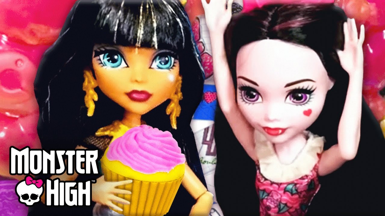 Draculaura’s Fang-tastic Bake Sale IRL 🧁💜 Doll Toy Play | Monster High ...