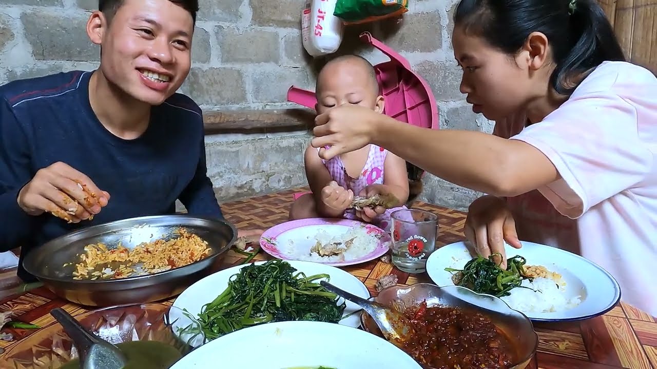 Happy simple family 👪 eating the simple foods for breakfast.