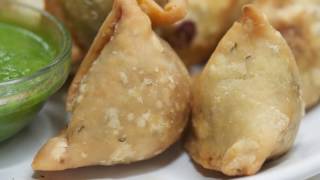 Samosa recipe in Hindi / घर पर खस्ता समोसे बनाये / Punjabi Samosa / How to make samosa at home /AVNI