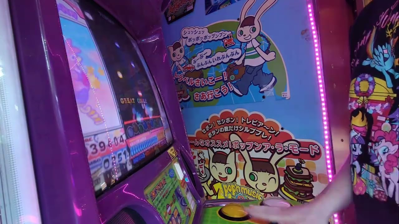 me playig my favorite music video game call pop it music