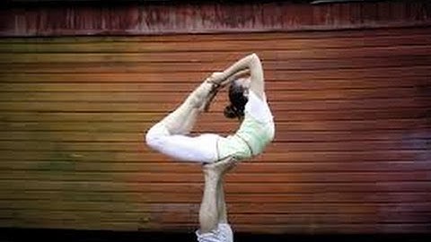 Acroyoga - Front plank to front bird