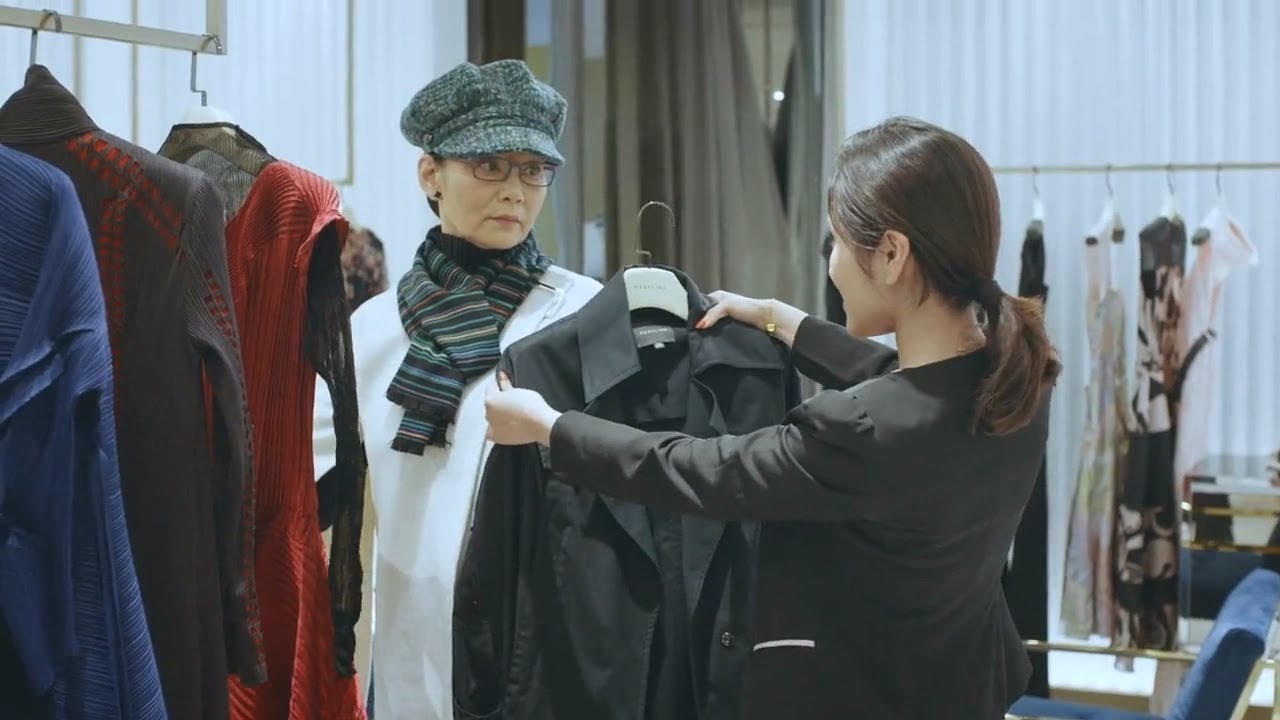 老太太看中年輕人衣服，被服務員嘲笑，轉眼老太太全打包