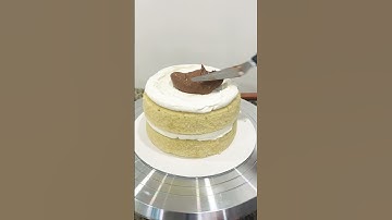 Stacking tall cakes 🎂 #howto #cakedecorating #layeredcake #caketutorial #buttercreamfrosting