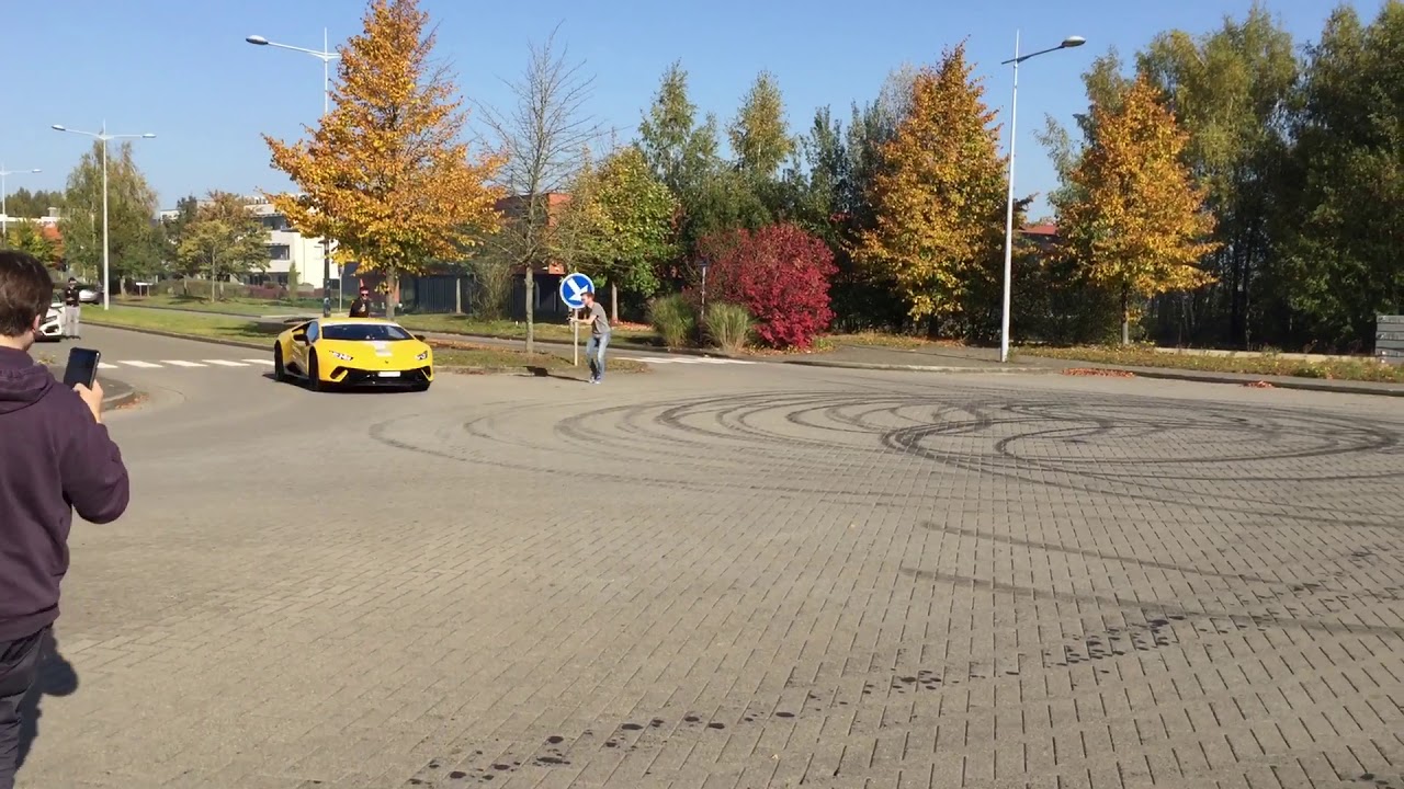 Lamborghini Huracan Performante making donuts!