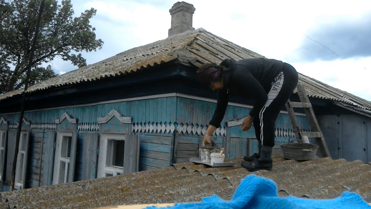 Женщина в деревне на крыше Ремонт крыши, конька на старом доме, Женский ...