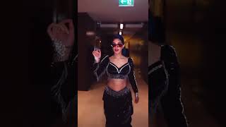 Stuns In Velvet Crop Top & Baggy Pants. Dont Miss The Hair Color