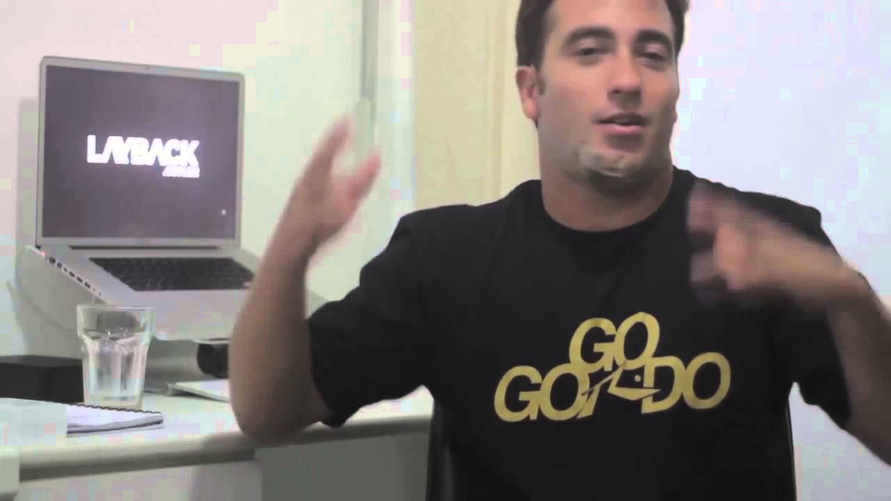 Gordo em Entrevista Bilíngue (Code Red, Teahupoo 2011)