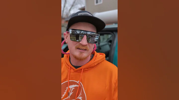 Twosvge has some pretty slick safety glasses. Also the box smells so good! #plumber #plomberie