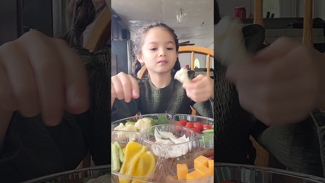 I made my daughter a healthy vegetable tray.