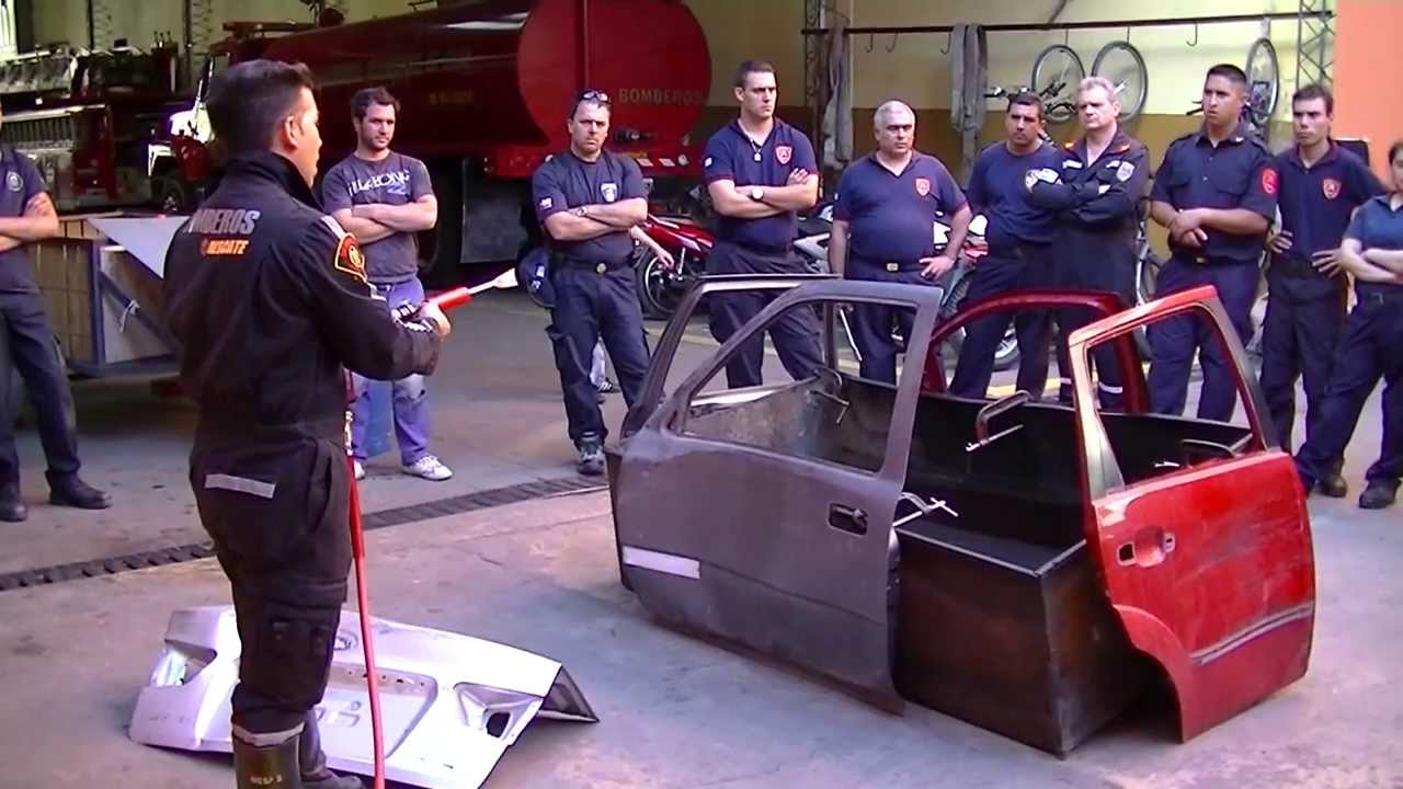 DEMOSTRACIÓN DE NUEVA HERRAMIENTA DE RESCATE VEHICULAR