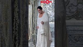 Kareena Kapoor Adjusts Her Duppata Before Posing At Manish Malhotras Diwali Bash