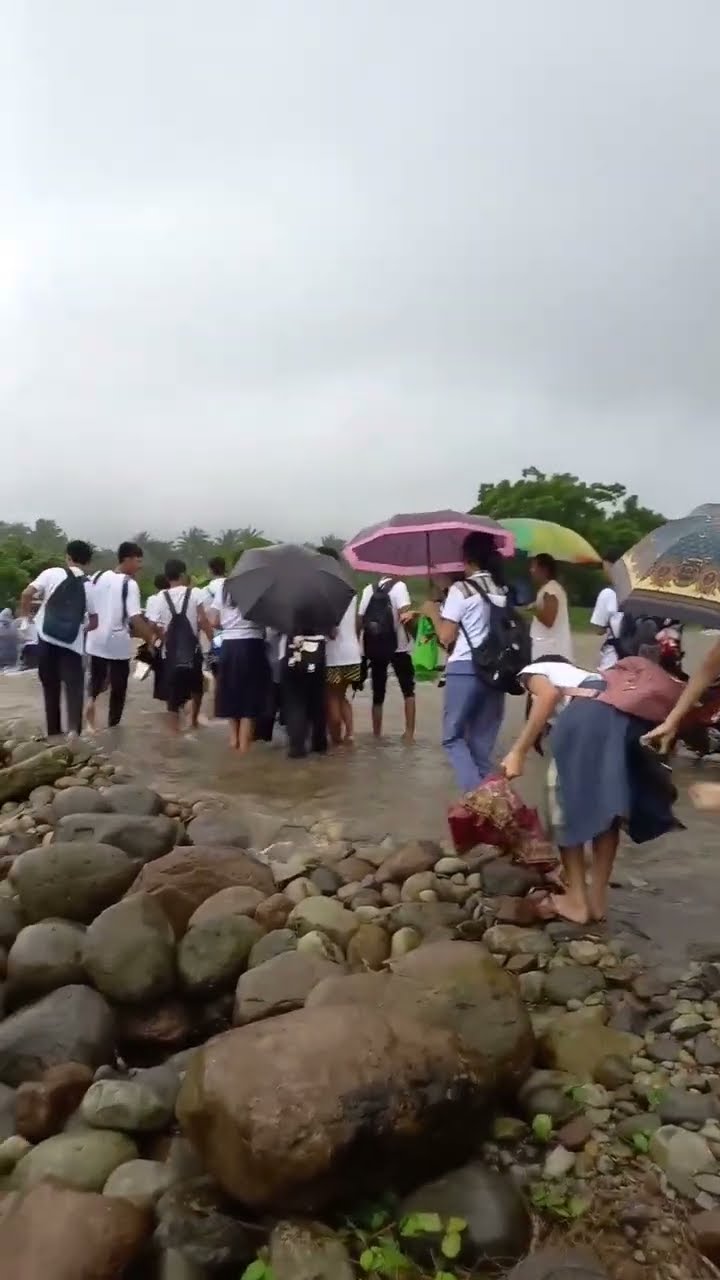 Mga estudyante, tinangay ng rumaragasang ilog sa Camarines Norte! | Reporter’s Notebook