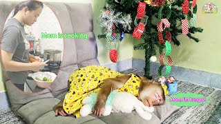 Mom... I'm hungry. Monkey Lyly fell asleep while waiting for her mother to cook for her.