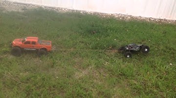 Scx10 vs twin hammers tug war