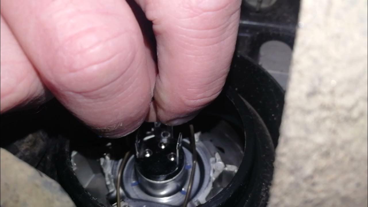 Как поменять лампочку в фаре тиида Замена лампочек поворотника в фаре Nissan Tiida (1G), 1,6 л, 2012 года электро