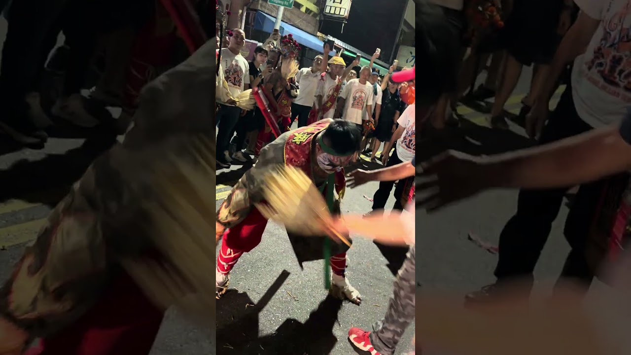 八家將突然起乩衝向鍾馗！！ #熱門 #廟會 #宮廟 縮圖