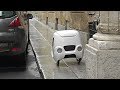 Робот-курьер колесит по улицам итальянского города