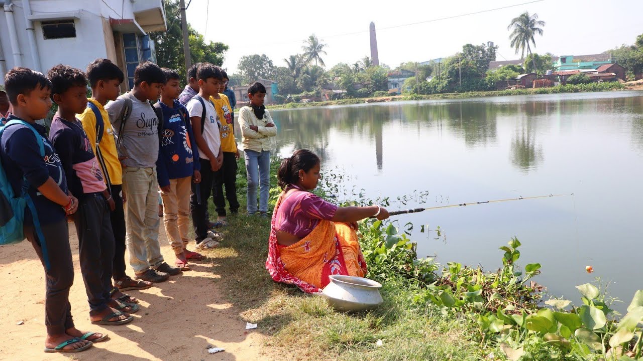 Fish Hunting || How many people gathered to watch the beautiful village girl fishing || Hook fishing