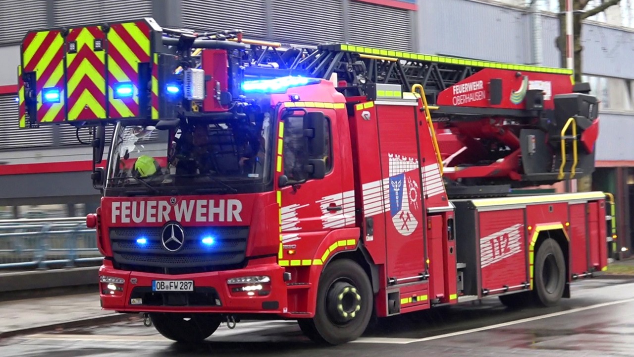 [NEUE GENERATION DREHLEITER!] - Feuerwehr OBERHAUSEN | Einsatzfahrten an der Feuerwache 1