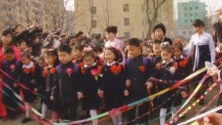 北朝鮮で義務教育延長 平壌で新１年生が登校 Compulsory education extended in N. Korea