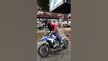 BMW R 1300 GS Riders show how it