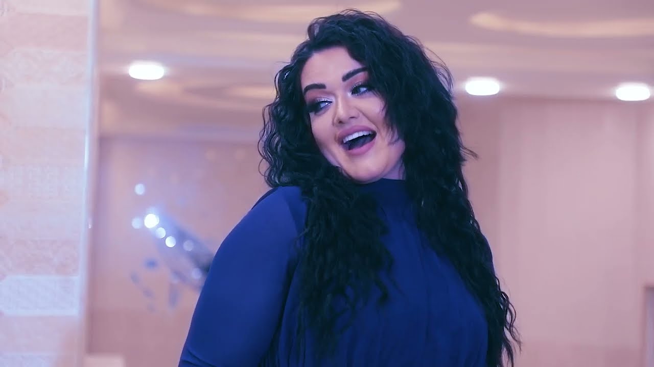 نادية تبحث عن عريس لإبنتها !!