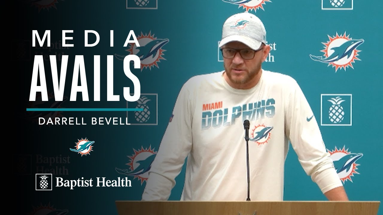 Quarterbacks and Passing Game Coordinator Darrell Bevell meets with the