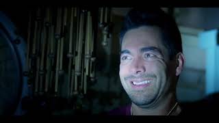 Escena (no manches Frida) Zequi entra a la casa de Lucí en la noche y ella lo golpea