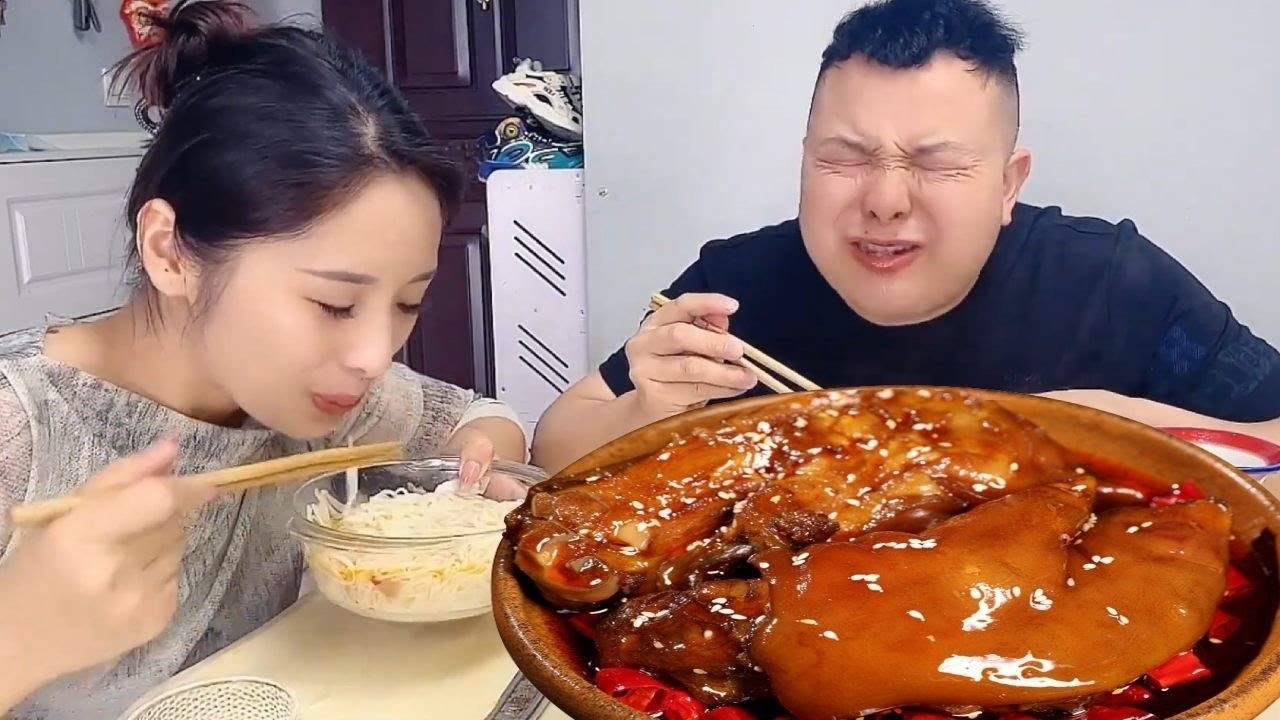 蠢老公的大肘子太香了！趁他倒水偷吃+鸡腿加芥末，看他辣哭太解气！【九零后夫妻】