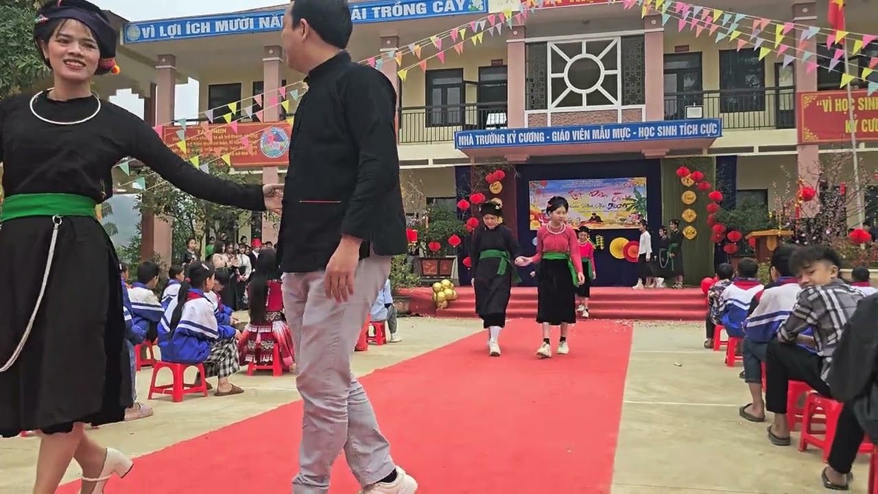 Trình diễn trang phục dân tộc của Thầy và trò trường PTDTBT THCS Xuân Hòa _Lào Cai.
