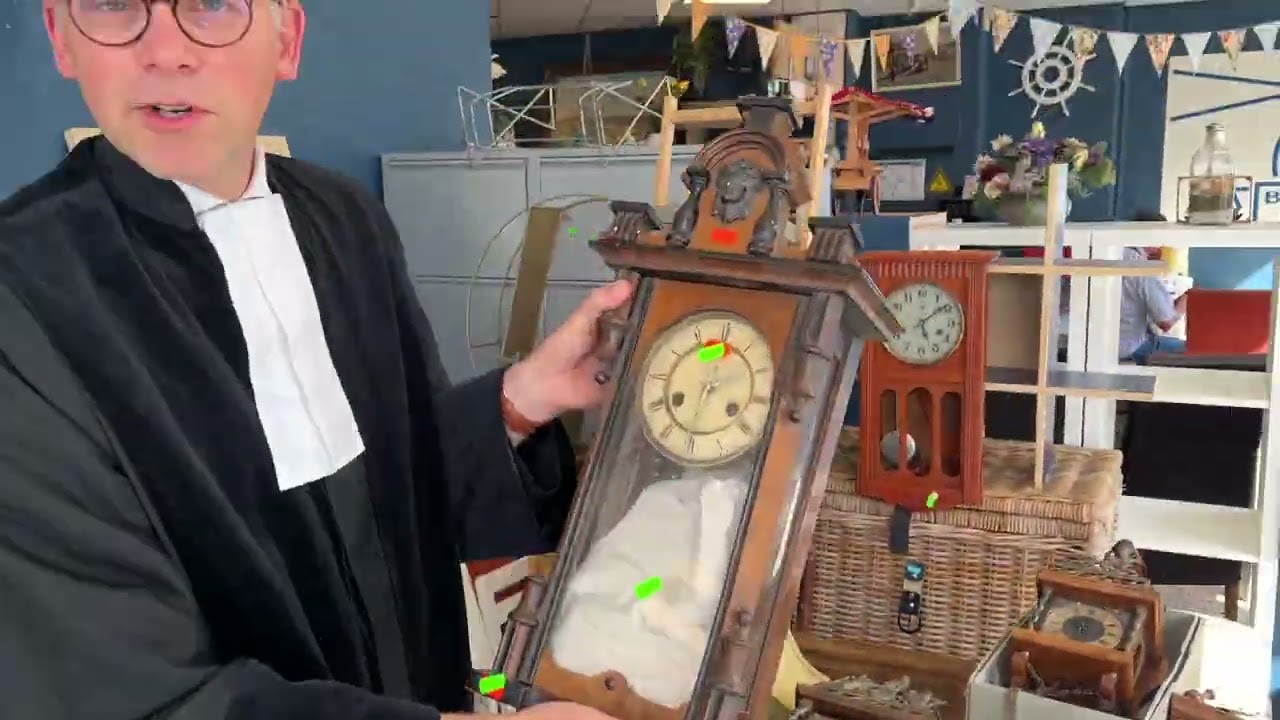 Dominee Gerco Lock gaat een klok kopen