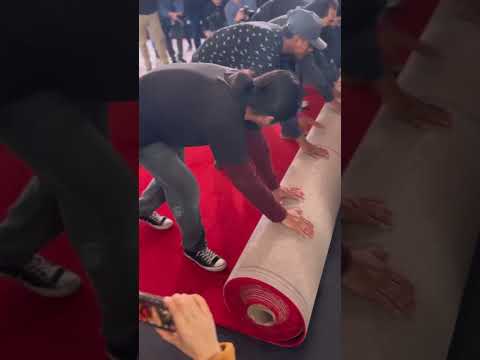 El País asiste al momento en el que se desenrrolla la alfombra roja de los Oscar #shorts