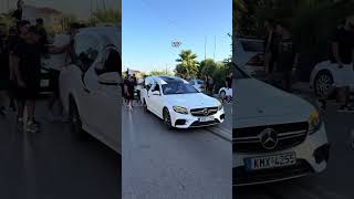 Μέσα σε άσπρο φέρετρο, με τραγούδια και πολύ πόνο, αποχαιρετούν νεαροί ρομά το φιλαράκι τους