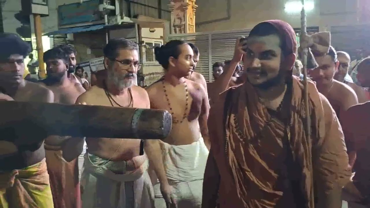 காஞ்சி சங்கரமடம் இளையமடாதிபதி பெருமாள் தரிசனம் kanchi sankaramadam ilaya pedathipathi darisanam