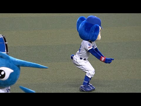 ドラムクラップ中に岡林と目が合ったドアラ→即座にエガちゃん開始（笑） (2023/08/31)