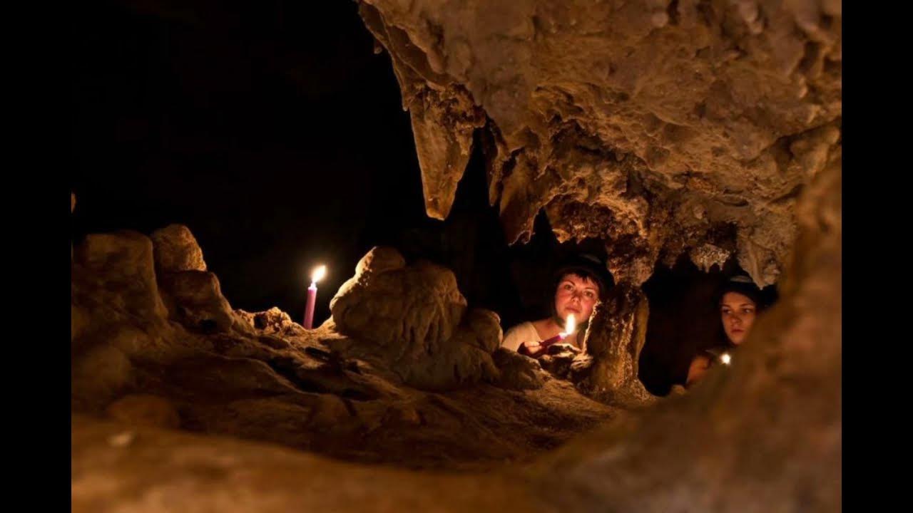 Какую вещь бекки нашли спасатели в пещере. Человек в пещере. Пещера для детей. Малыши в пещере. Мальчики в пещере.