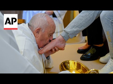 Pope Francis washes the feet of 12 women inmates on Holy Thursday