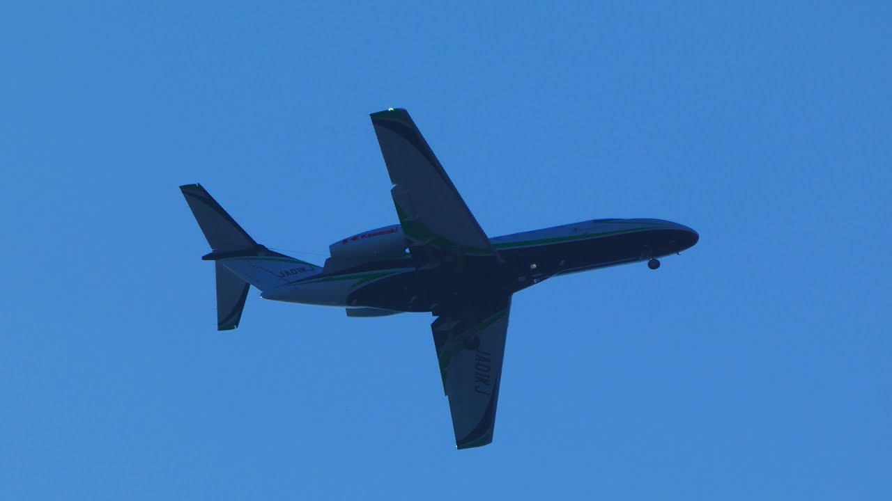 【カワサキのイメージカラーのLIME GREEN】ビジネスジェット機 川崎重工業 Cessna 525 CitationJet JA01KJ