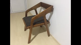 D.I.Y- Cadeira estilo Katakana com assento almofadado e feita com madeira de eucalipto.