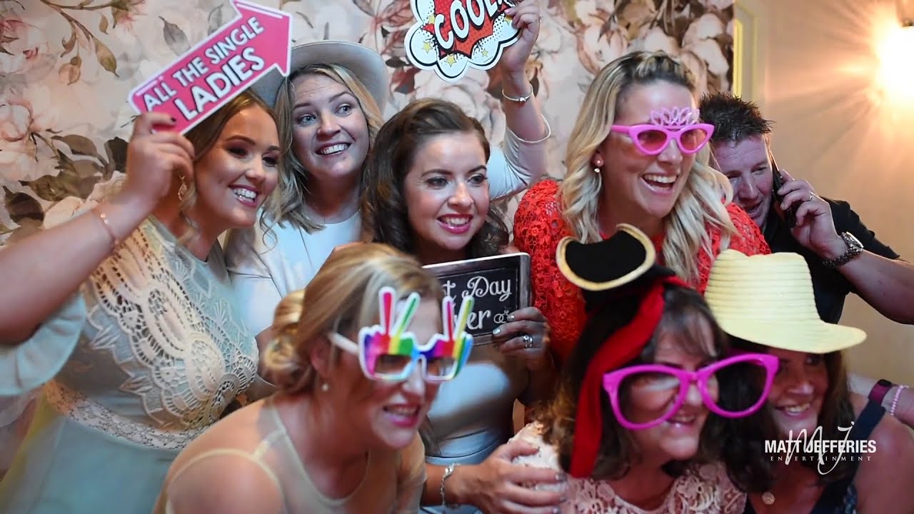 Photo Booth Melbourne  - Weddings, Corporate events, Christmas parties, School Formals and Events