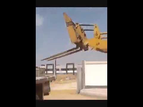 مدينة المستقبل سيتي شركة سياك للمقاولات العاصمة الادارية الجديدة لودر يقوم بتفريغ سيارة انترلوك