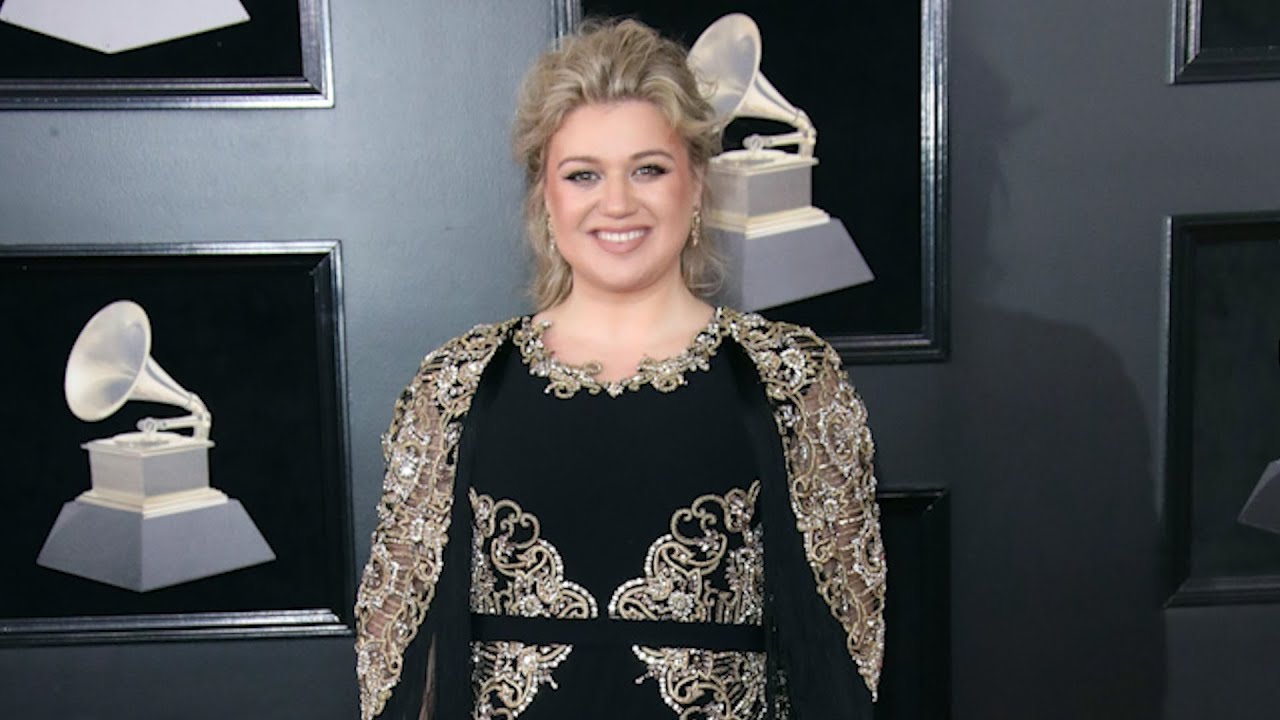 Kelly Clarkson never got her Grammys 'consolation' prize: 'Y'all owe me a puppy'